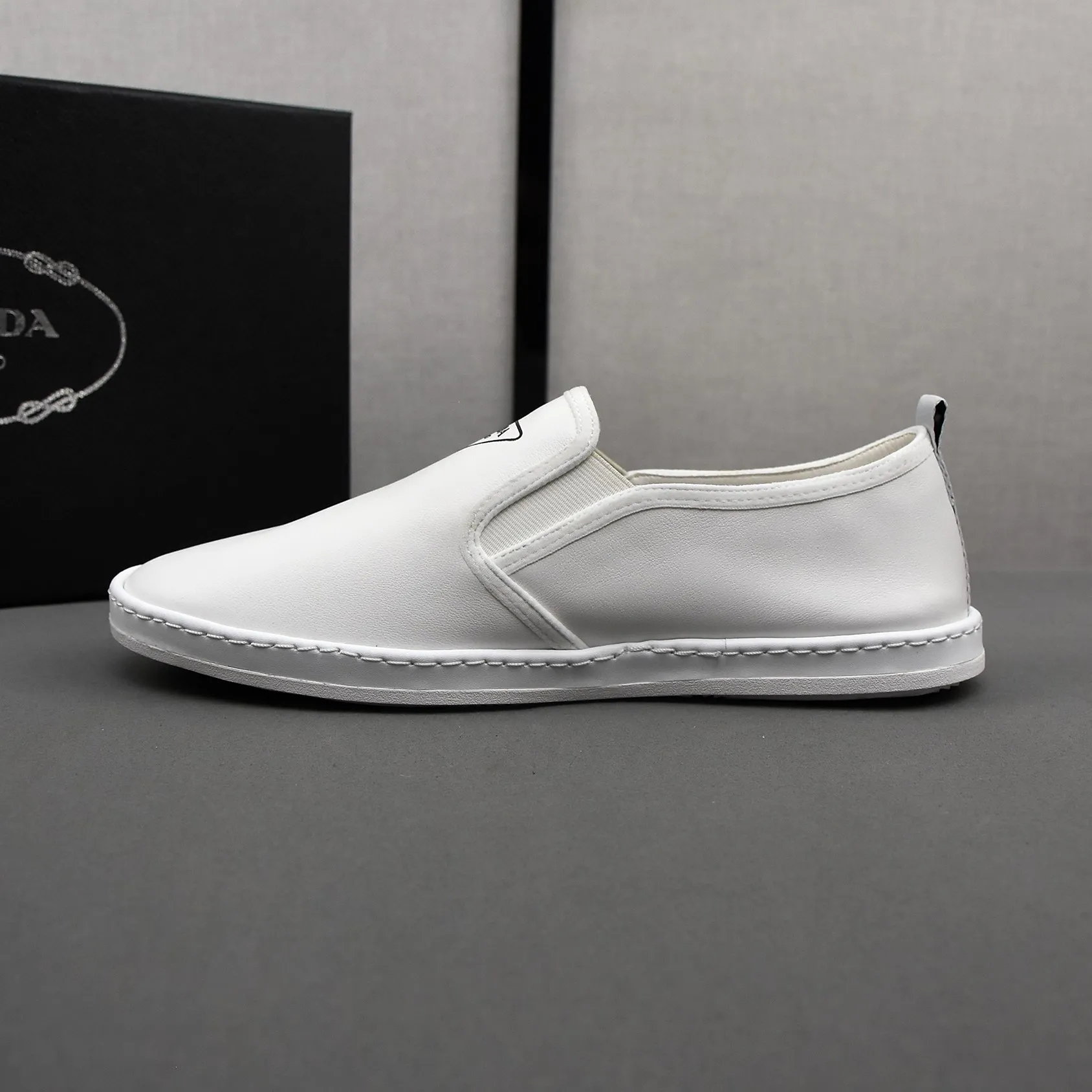 PP380👟👟👟Prada [Prada] Soft-soled and soft-surface casual leather shoes. The uppers are made of comfortable and soft first-layer cowhide and super-soft rubber outsole. Men's size 38-44.
